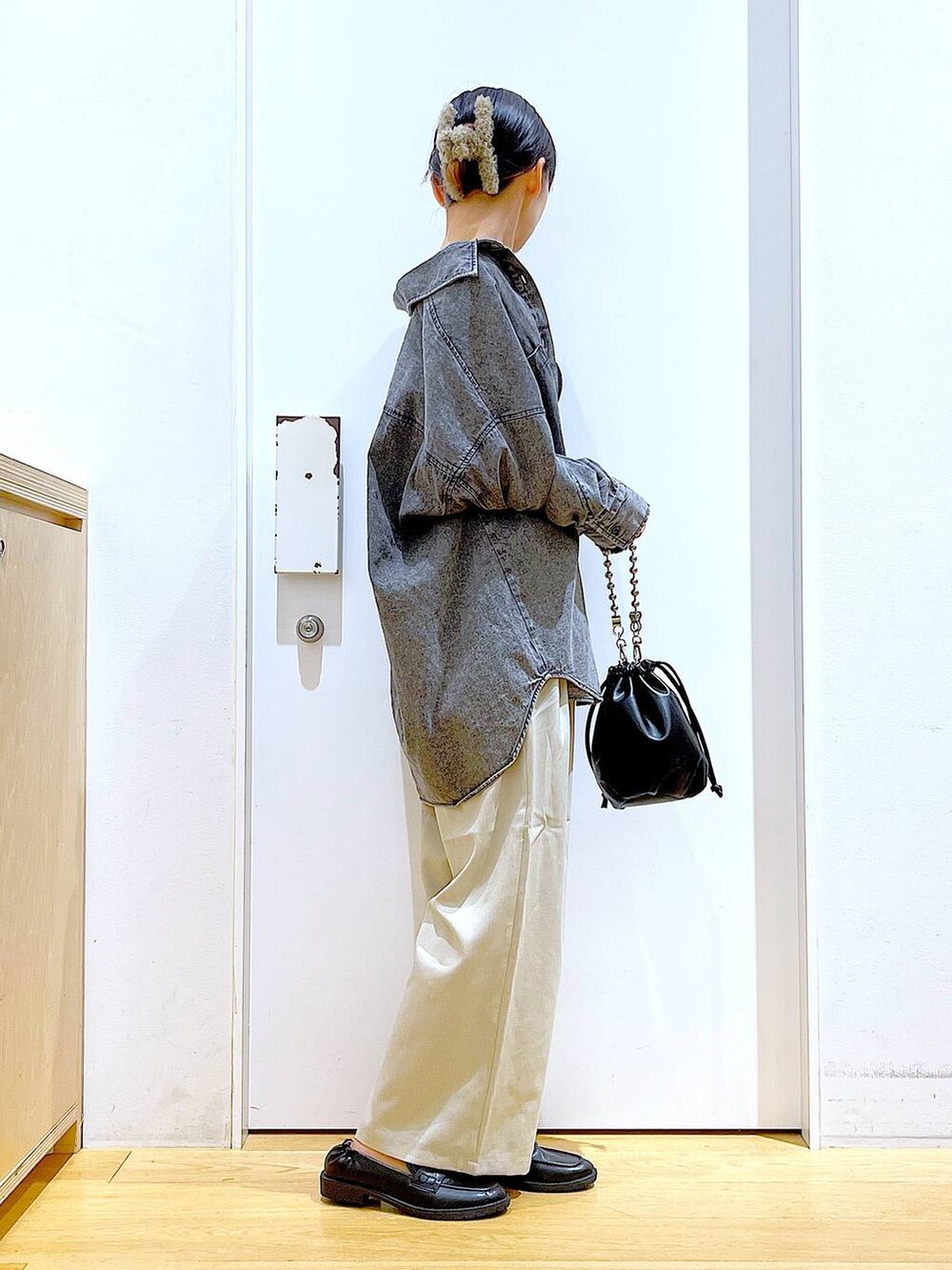 ブラック系のショルダーバッグ、ブラック系のローファー、ブラック系のニット/セーターを着用したレディースの秋コーディネートの4枚目の写真