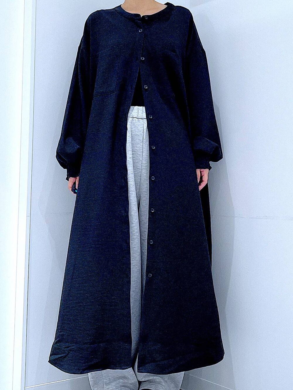 ブラック系のローファー、その他のショルダーバッグ、ブラック系のシャツワンピースを着用したレディースの秋コーディネートの7枚目の写真