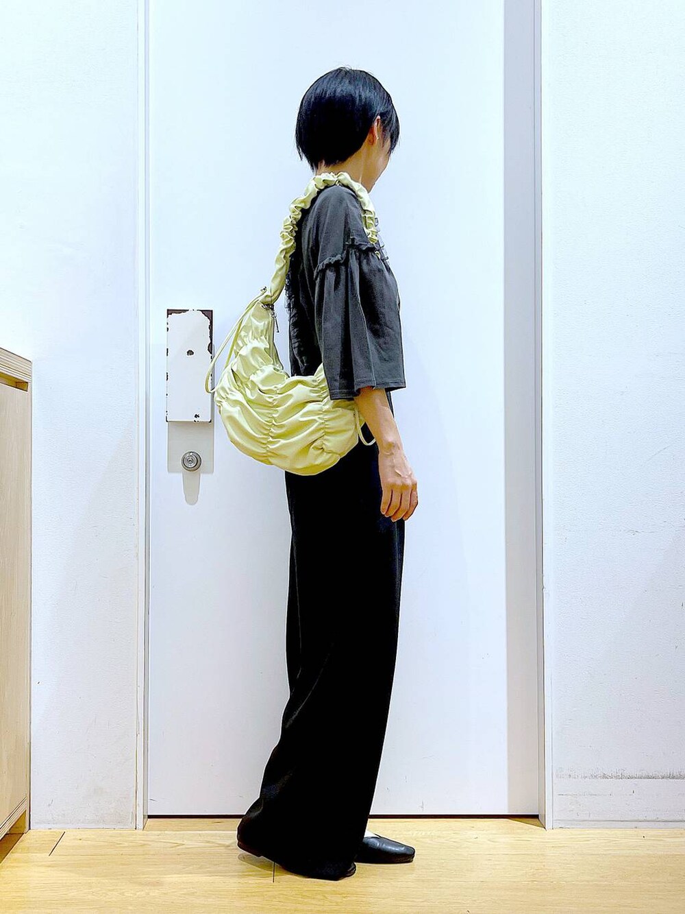「LAKOLE、リラックス、若見え、ゆったり、休日コーデ、骨格ウェーブ、Tシャツ、サロペット、カジュアルコーデ、春コーデ、春夏コーデ、パンプス、フラットシューズ、おでかけ、ショルダーバッグ」｜「LAKOLEの【卒入式／オケージョンにも】スクエアギャザーフラットパンプス / 286480（パンプス、ブラック系）」を使った、あおき@LAKOLE海老名さん（レディース・156cm）の春コーディネートの4枚目の写真