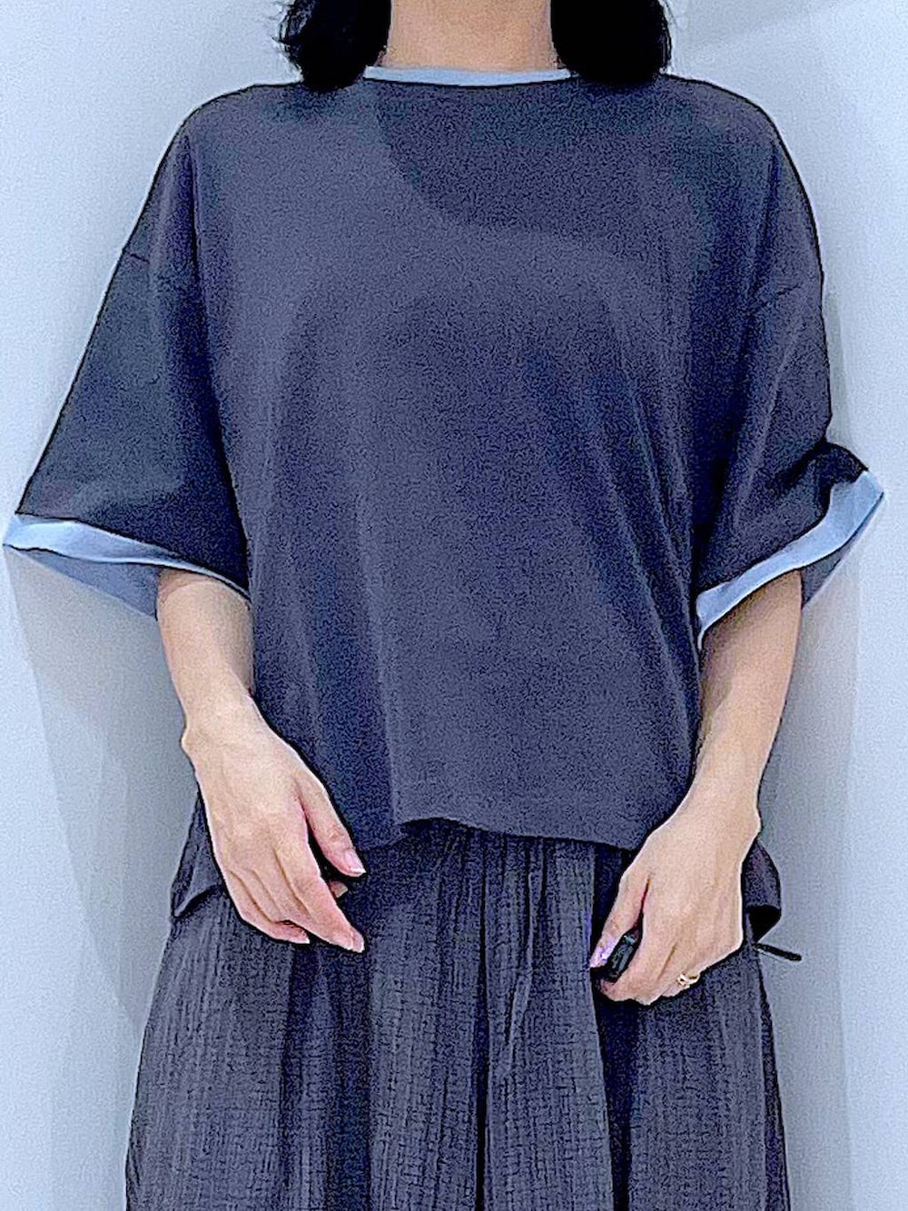 ブラック系のハンドバッグ、グレー系のTシャツ/カットソー、グレー系のその他パンツを着用したレディースの秋コーディネートの7枚目の写真