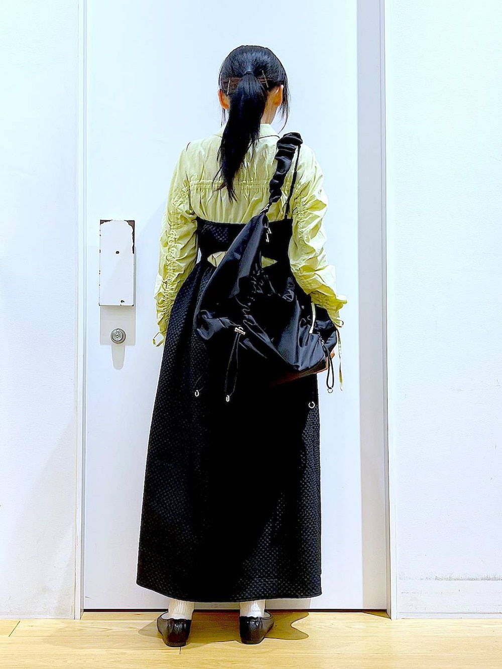 グリーン系のシャツ/ブラウス、ブラック系のバレエシューズ、ブラック系のショルダーバッグを着用したレディースの春コーディネートの5枚目の写真