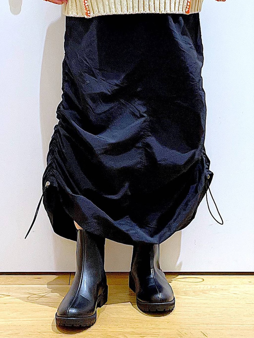 ブラック系のブーツ、その他のトートバッグ、ブラック系のスカートを着用したレディースの冬コーディネートの8枚目の写真