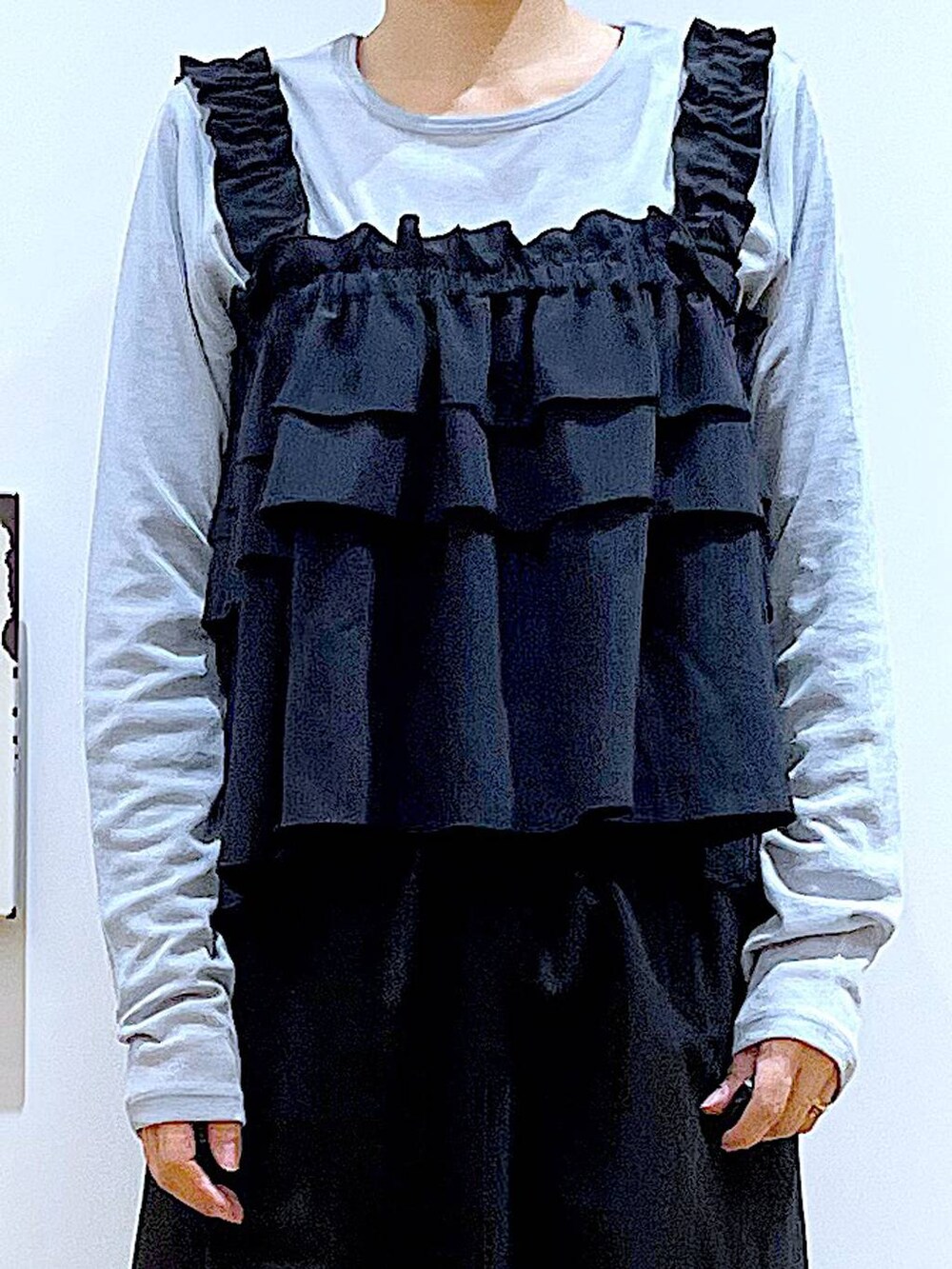 ブラック系のスニーカー、ブルー系のTシャツ/カットソー、ブラック系のその他トップスを着用したレディースの春コーディネートの7枚目の写真