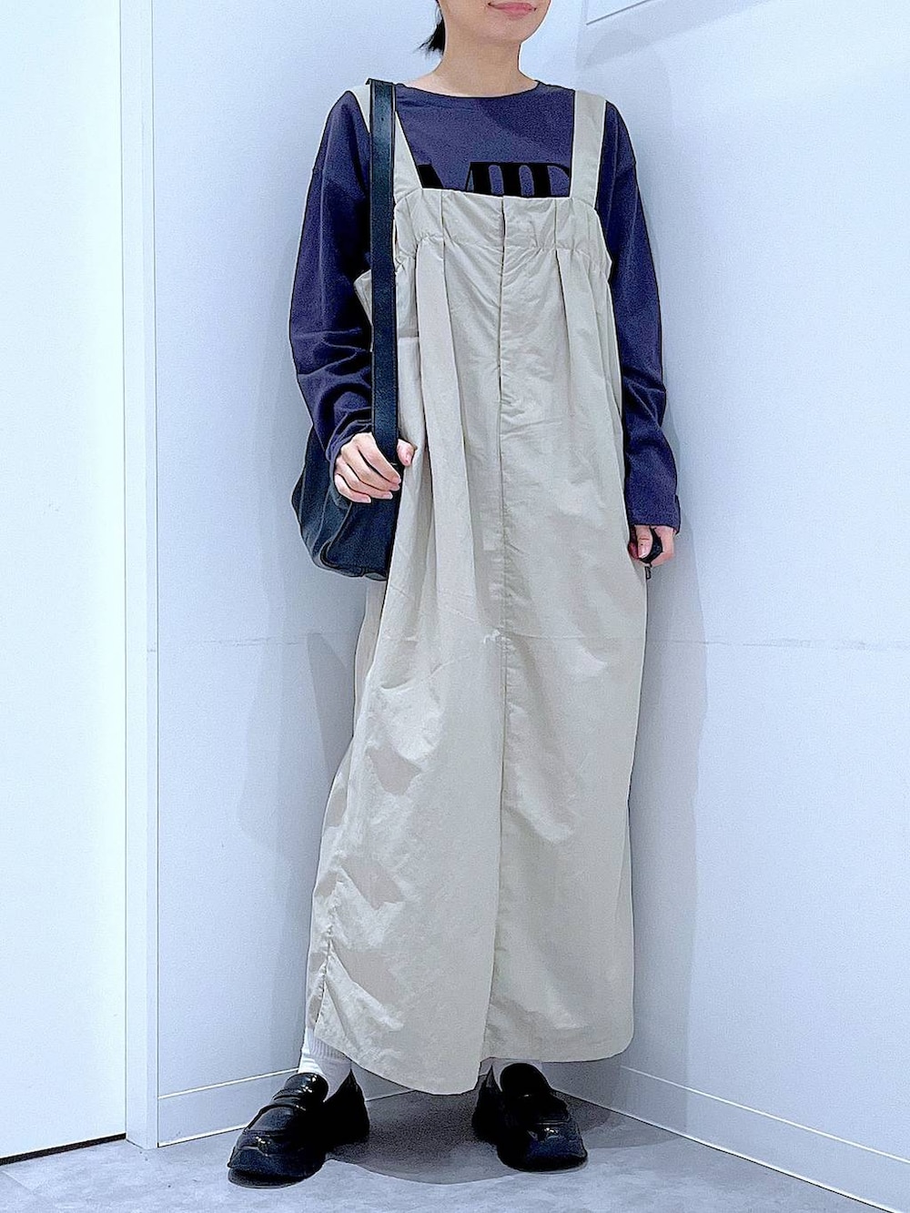 ブラック系のショルダーバッグ、ブラック系のローファー、グレー系のワンピースを着用したレディースの秋コーディネートの6枚目の写真