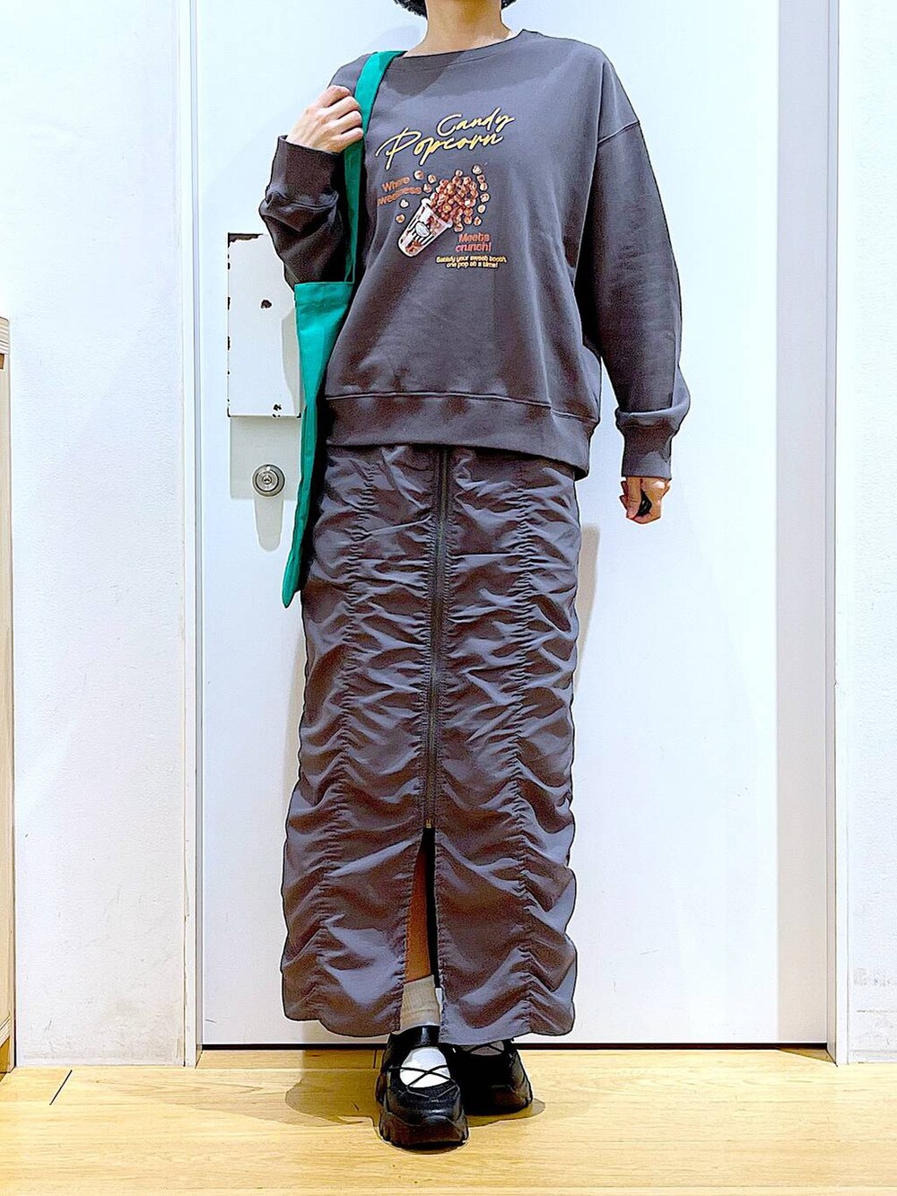 「リラックス、若見え、ゆったり、休日コーデ、骨格ウェーブ、LAKOLE、スウェット、バケットハット、スカート、トートバッグ、スニーカー、差し色コーデ、春コーデ、カジュアルコーデ、楽ちんコーデ」｜「LAKOLEのフロントZIPギャザースカート/147679（スカート、グレー系）」を使った、あおき@LAKOLE海老名さん（レディース・156cm）の冬コーディネートの6枚目の写真