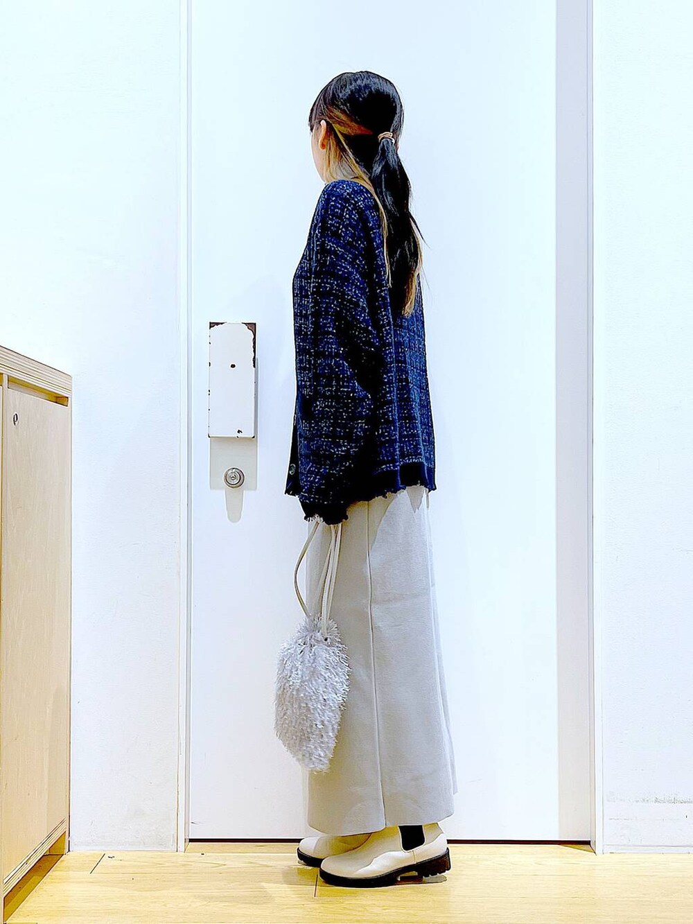 グレー系のTシャツ/カットソー、ブルー系のカーディガン/ボレロ、ベージュ系のブーツを着用したレディースの春コーディネートの3枚目の写真