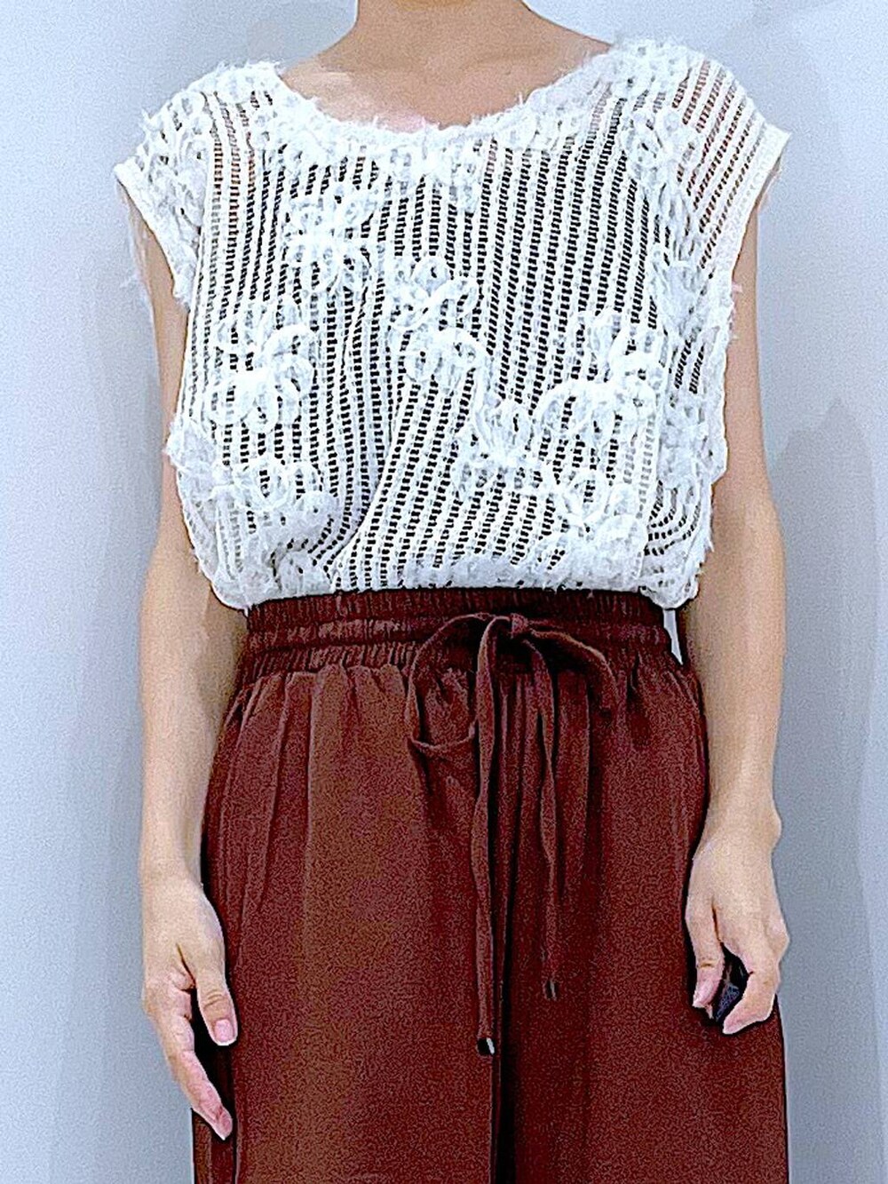 ベージュ系のショルダーバッグ、ホワイト系のローファー、ブラウン系のその他パンツを着用したレディースの秋コーディネートの7枚目の写真