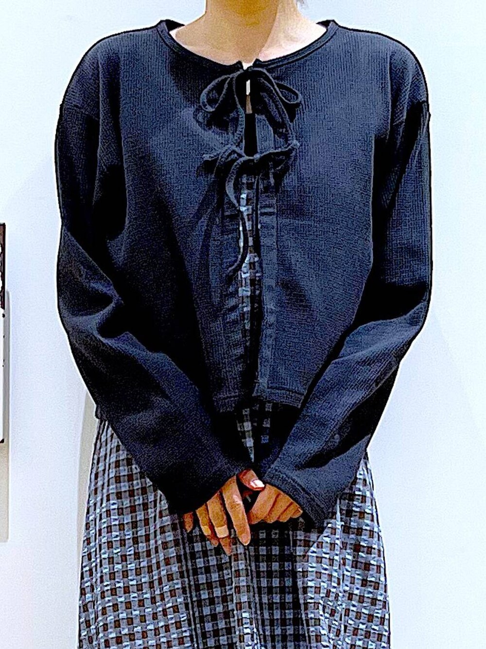 ホワイト系のショルダーバッグ、ブラック系のパンプス、ブルー系のワンピースを着用したレディースの春コーディネートの7枚目の写真