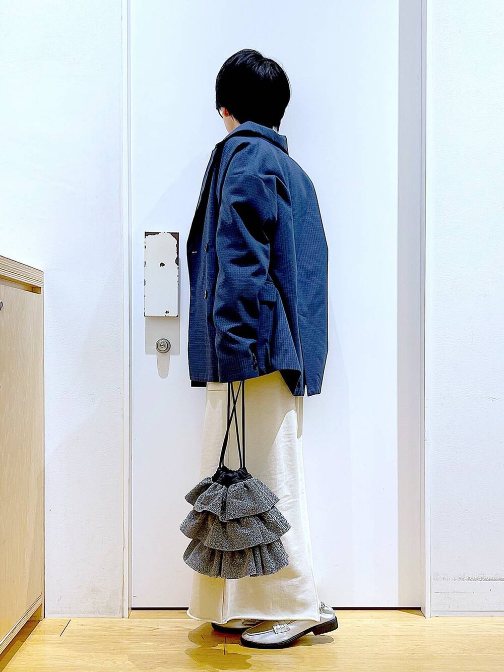 シルバー系のローファー、シルバー系のショルダーバッグ、ベージュ系のスウェットを着用したレディースの春コーディネートの3枚目の写真