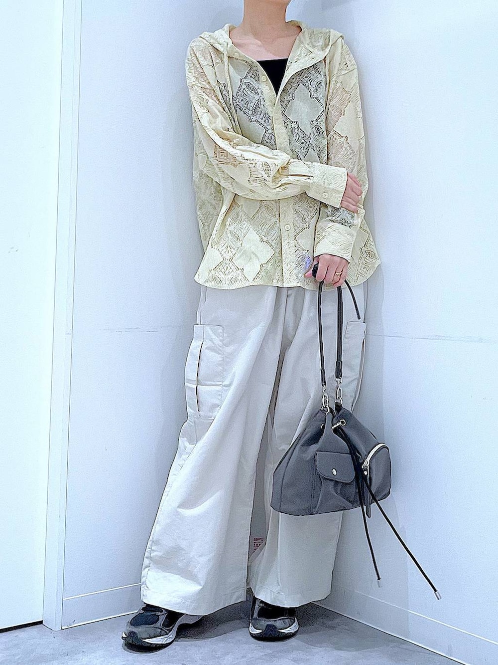 グレー系のショルダーバッグ、ベージュ系のシャツ/ブラウス、ベージュ系のカーゴパンツを着用したレディースの春コーディネートの6枚目の写真