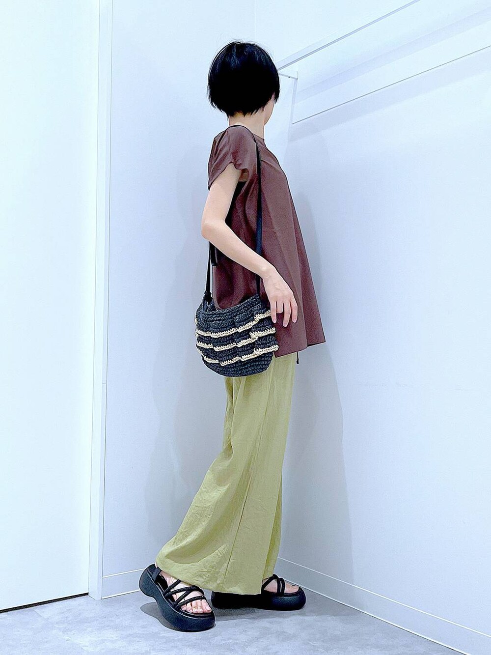 ブラック系のショルダーバッグ、ブラック系のサンダル、グリーン系のその他パンツを着用したレディースの夏コーディネートの4枚目の写真