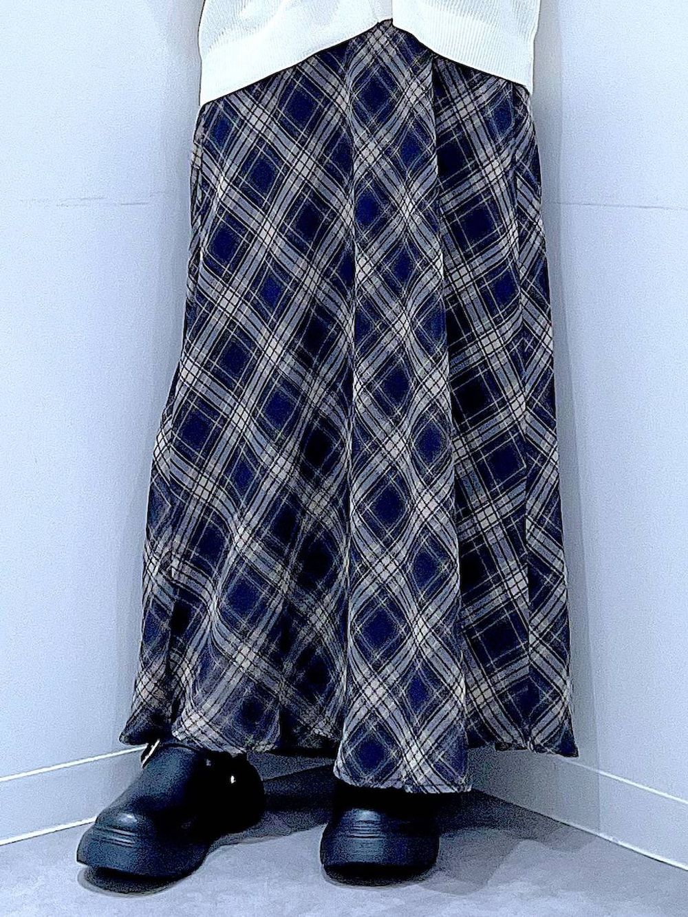 ベージュ系のショルダーバッグ、ブラック系のその他シューズ、ブルー系のスカートを着用したレディースの秋コーディネートの8枚目の写真