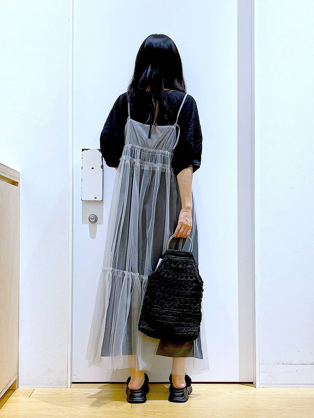 グレー系のワンピース、ブラック系のワンピース、ブラック系のサンダルを着用したレディースの春コーディネートの5枚目の写真