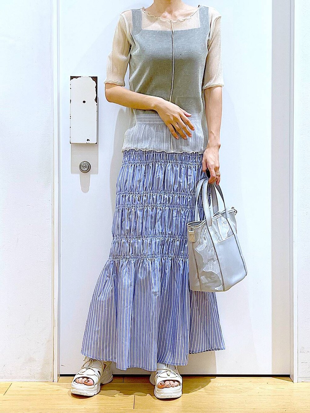 ホワイト系のサンダル、ホワイト系のTシャツ/カットソー、ブラック系のTシャツ/カットソーを着用したレディースの夏コーディネートの6枚目の写真