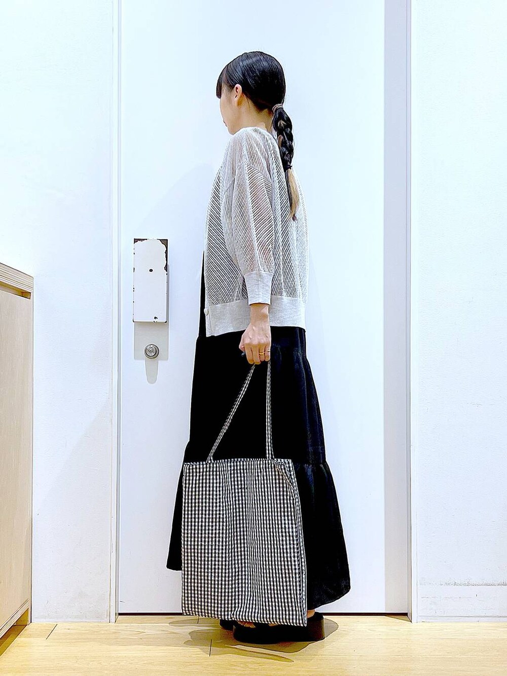 その他のトートバッグ、ブラック系のサンダル、ブラック系のワンピースを着用したレディースの夏コーディネートの3枚目の写真