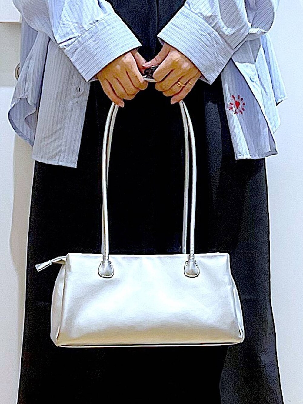 「リラックス、若見え、ゆったり、休日コーデ、骨格ウェーブ、LAKOLE、シャツ、サロペット、カジュアル、シンプルコーデ、着痩せ・細見え、オーバーサイズ、柄シャツ、トートバッグ、パンプス」｜「LAKOLEのギャザーダブルストラップパンプス / 135005（パンプス、シルバー系）」を使った、あおき@LAKOLE海老名さん（レディース・156cm）の秋コーディネートの9枚目の写真