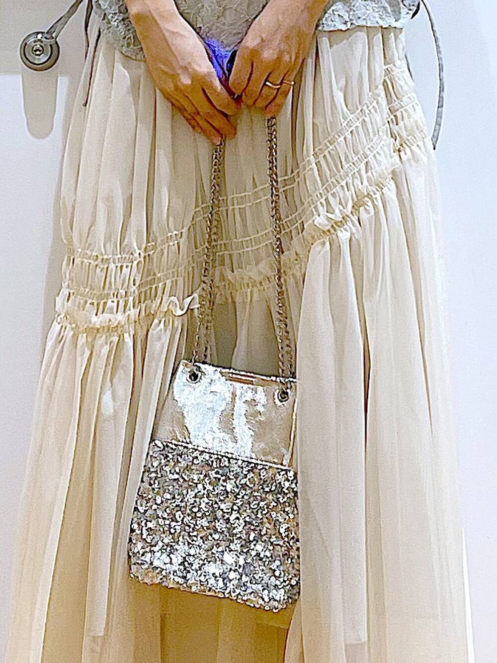 シルバー系のパンプス、その他のショルダーバッグ、グレー系のTシャツ/カットソーを着用したレディースの春コーディネートの9枚目の写真