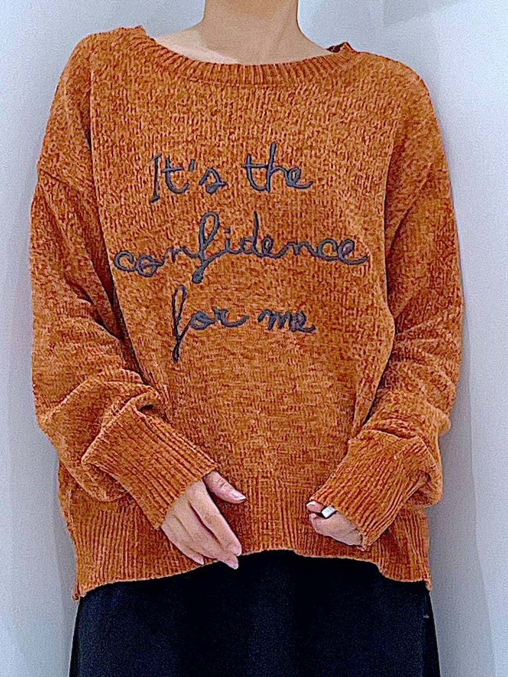 ブラック系のスカート、ブラック系のブーツ、ブラック系のショルダーバッグを着用したレディースの冬コーディネートの7枚目の写真