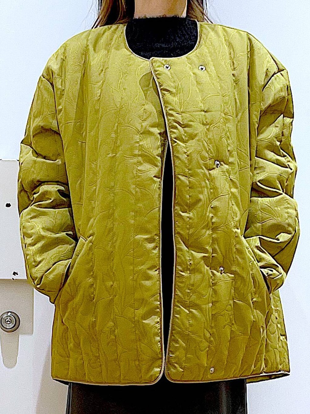 ブラック系のブーツ、ブラック系のショルダーバッグ、ブラック系のニット/セーターを着用したレディースの冬コーディネートの7枚目の写真