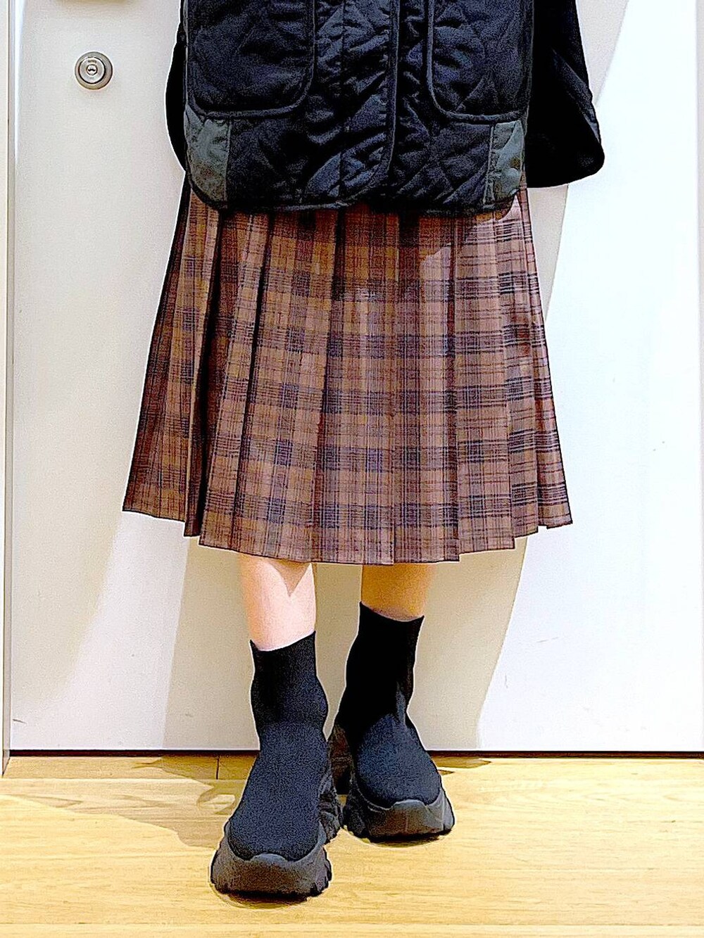 ベージュ系のトートバッグ、ブラック系のブルゾン、ブラック系のTシャツ/カットソーを着用したレディースの秋コーディネートの8枚目の写真