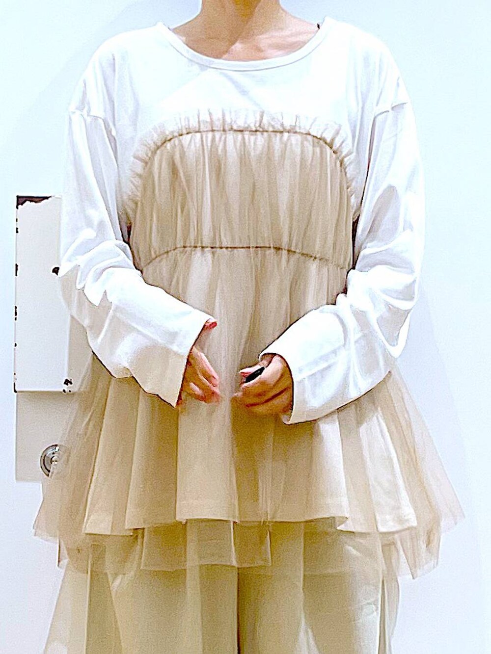 ブラック系のショルダーバッグ、ブラック系のパンプス、ベージュ系のその他パンツを着用したレディースの秋コーディネートの7枚目の写真