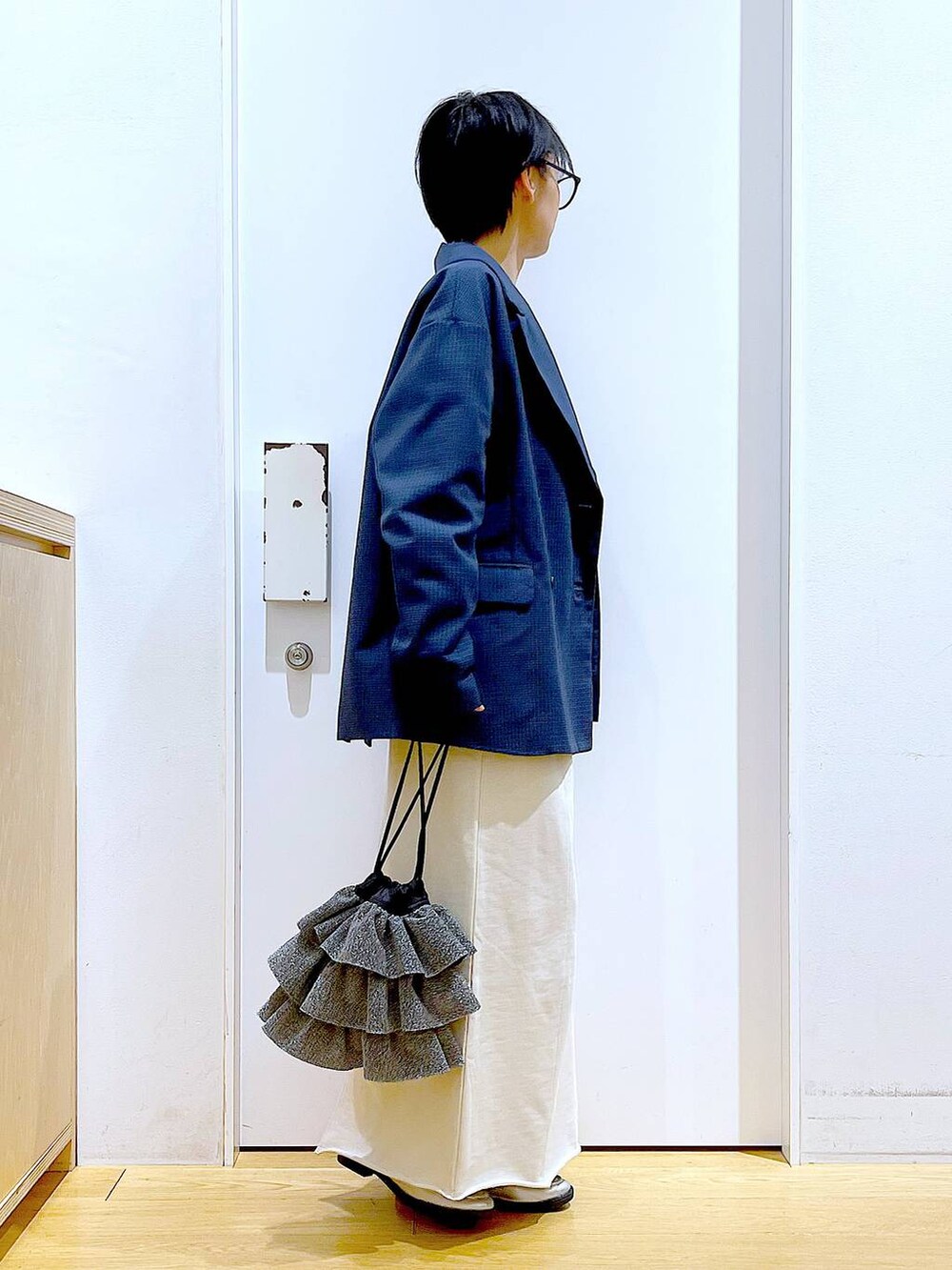 シルバー系のローファー、シルバー系のショルダーバッグ、ベージュ系のスウェットを着用したレディースの春コーディネートの4枚目の写真