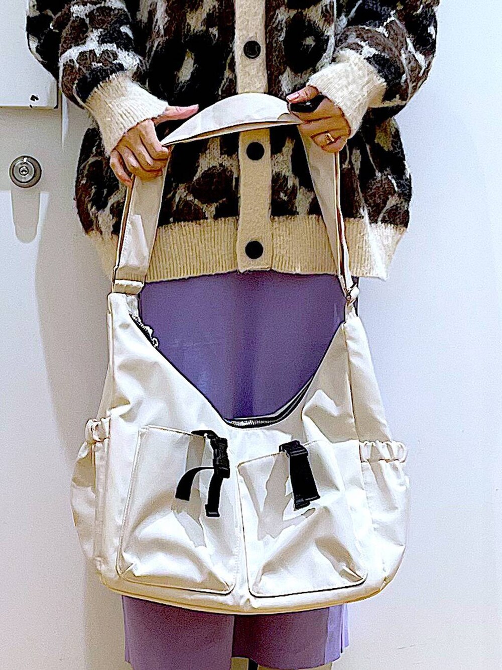 ホワイト系のTシャツ/カットソー、ベージュ系のブーツ、ベージュ系のショルダーバッグを着用したレディースの冬コーディネートの9枚目の写真