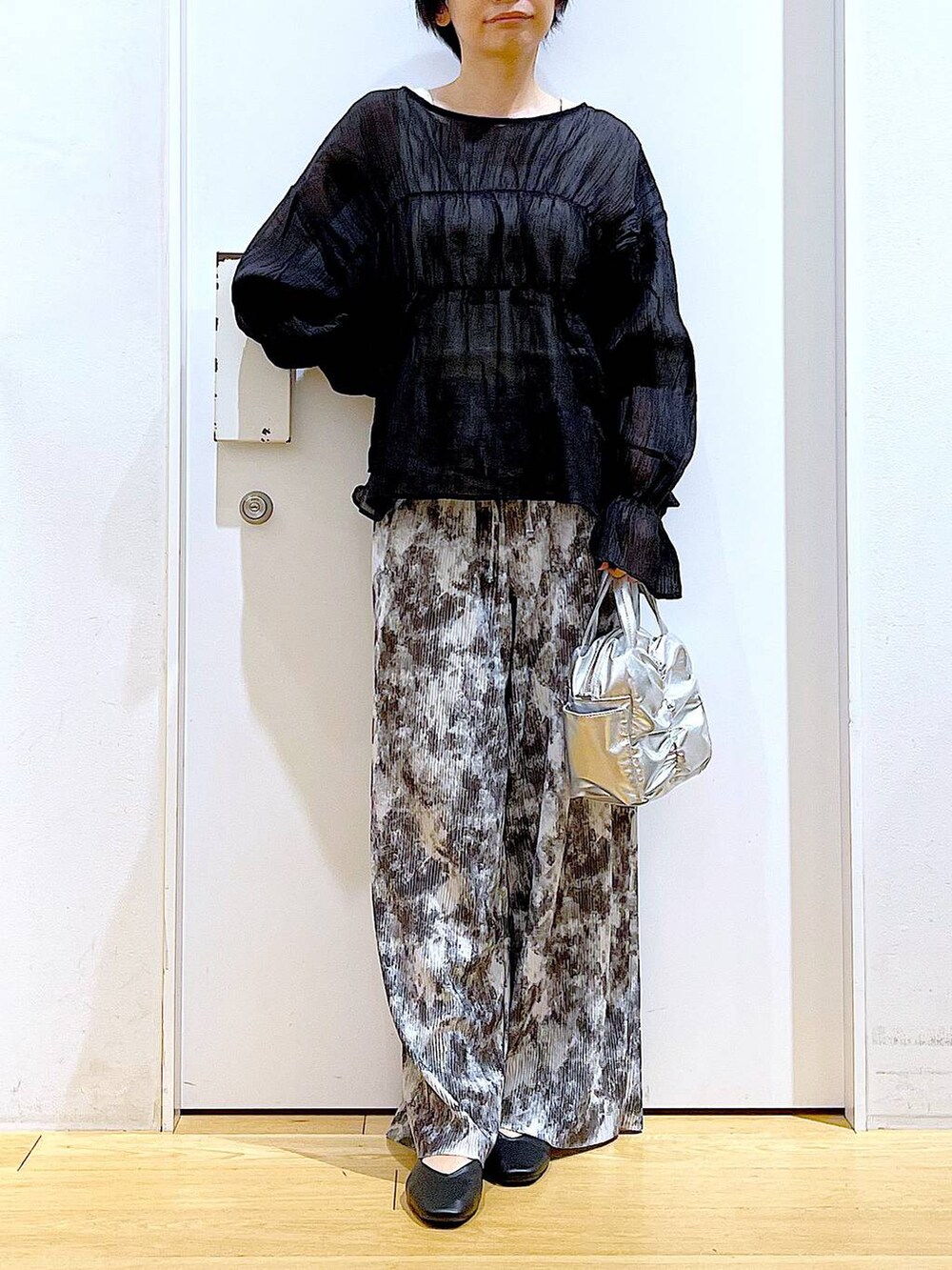 ブラック系のパンプス、その他のショルダーバッグ、ブラック系のシャツ/ブラウスを着用したレディースの夏コーディネートの6枚目の写真