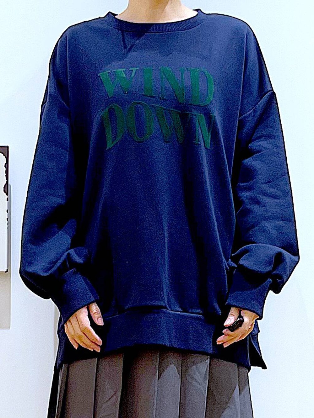 ブラック系のショルダーバッグ、ブラック系のブーツ、グレー系のスカートを着用したレディースの冬コーディネートの7枚目の写真