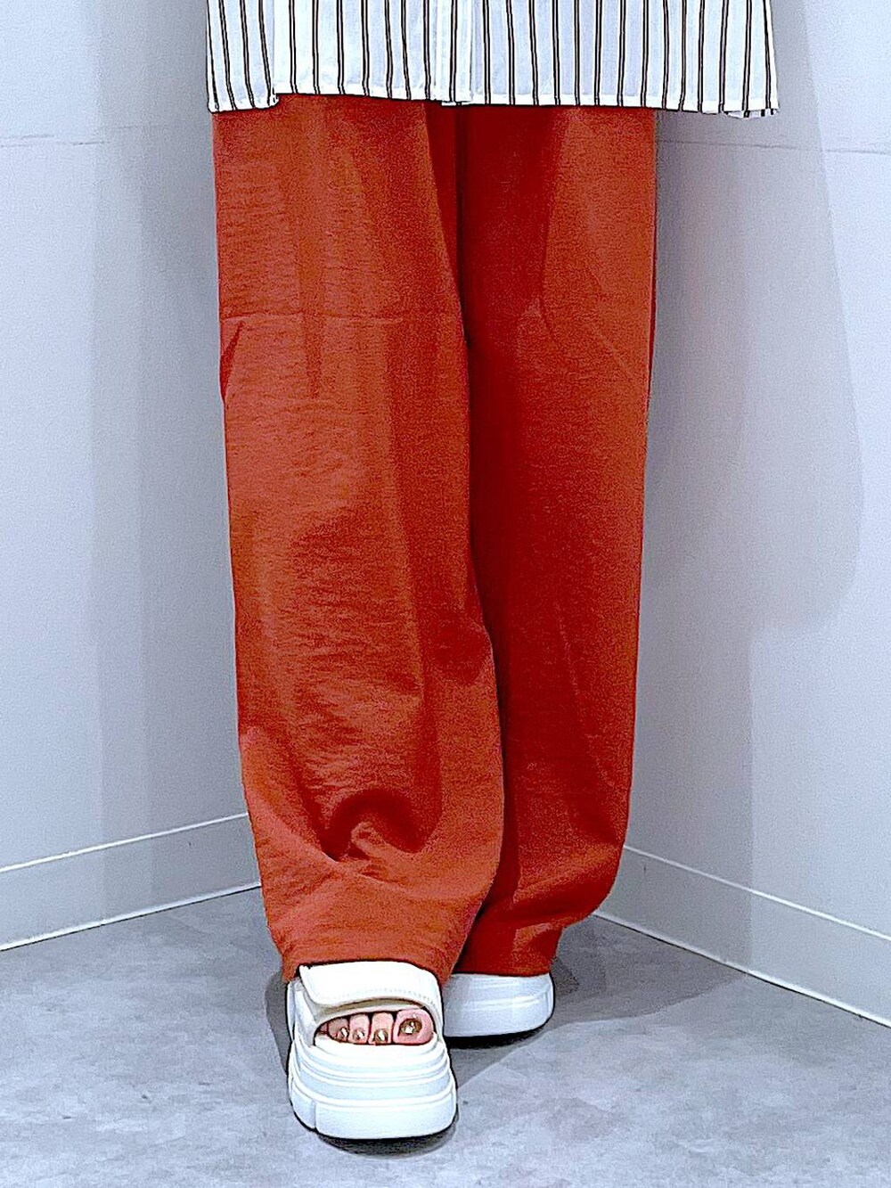 ホワイト系のサンダル、レッド系のその他パンツ、ホワイト系のシャツ/ブラウスを着用したレディースの夏コーディネートの8枚目の写真