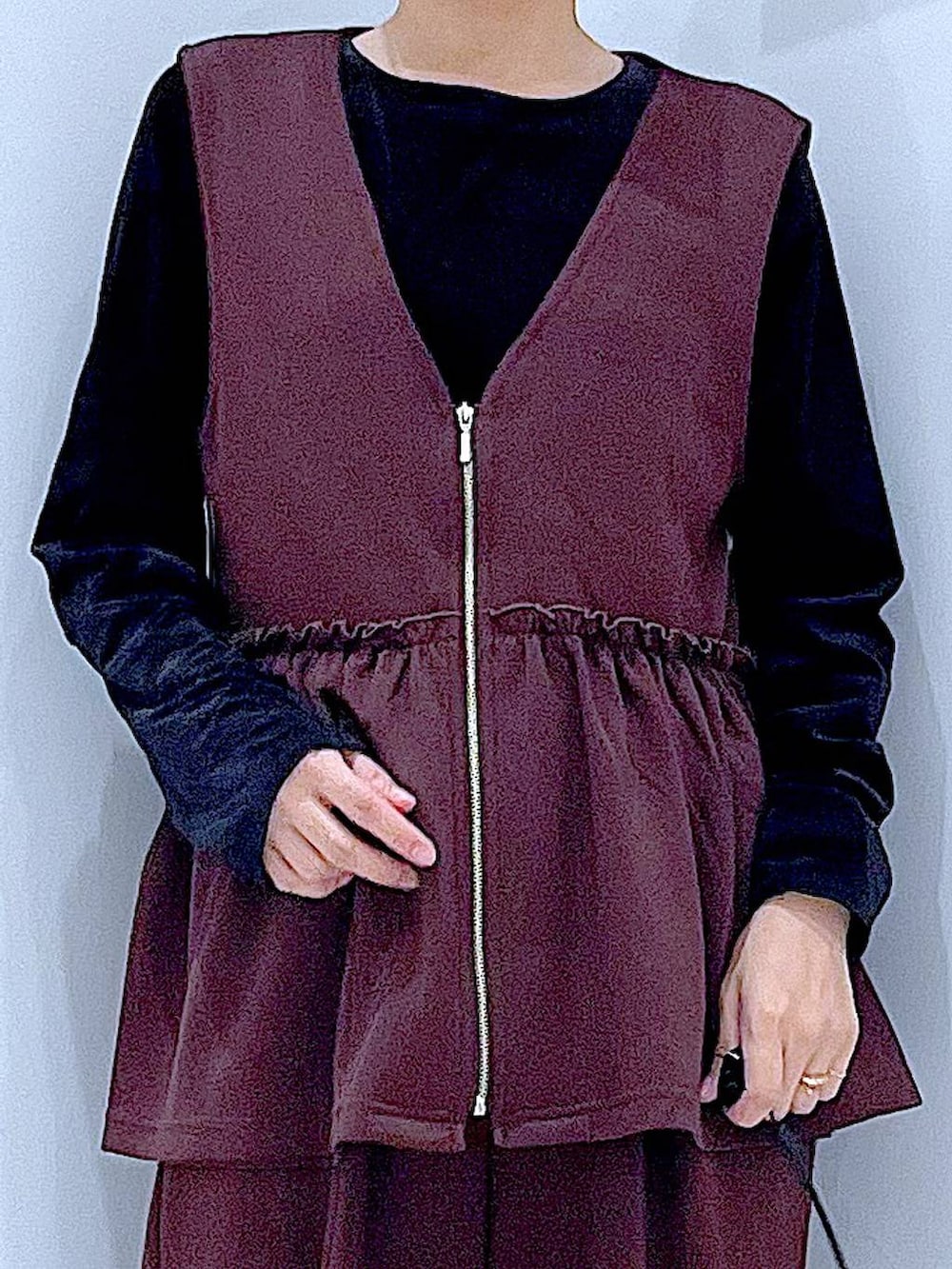 ブラウン系のベスト、ブラウン系のその他パンツ、ブラック系のTシャツ/カットソーを着用したレディースの秋コーディネートの7枚目の写真