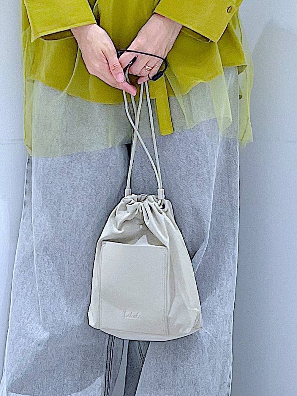 ブラック系のローファー、ベージュ系のショルダーバッグ、イエロー系のシャツ/ブラウスを着用したレディースの秋コーディネートの9枚目の写真