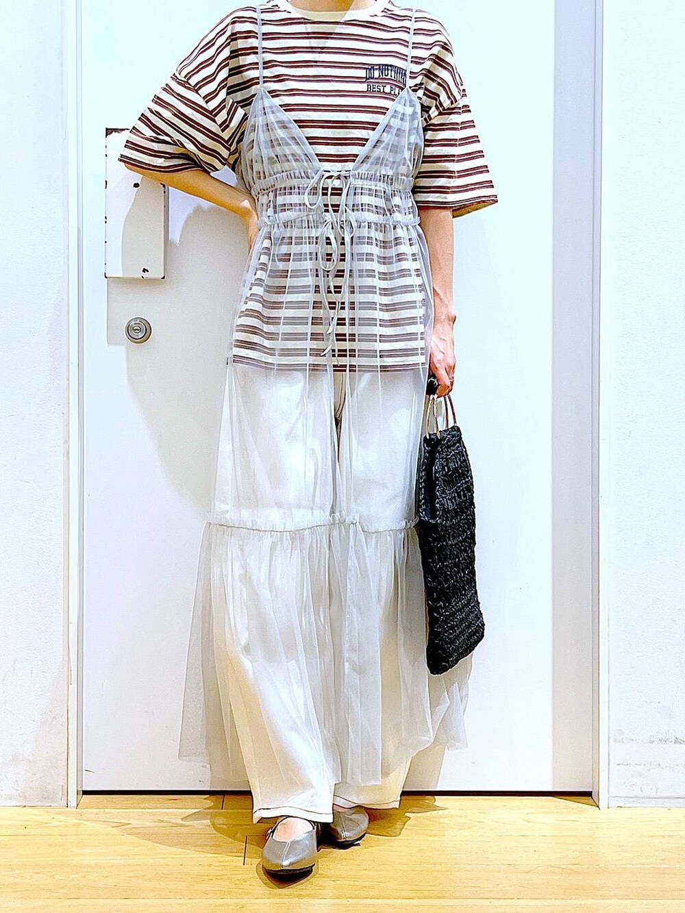 グレー系のワンピース、ホワイト系のその他パンツ、その他のパンプスを着用したレディースの春コーディネートの6枚目の写真