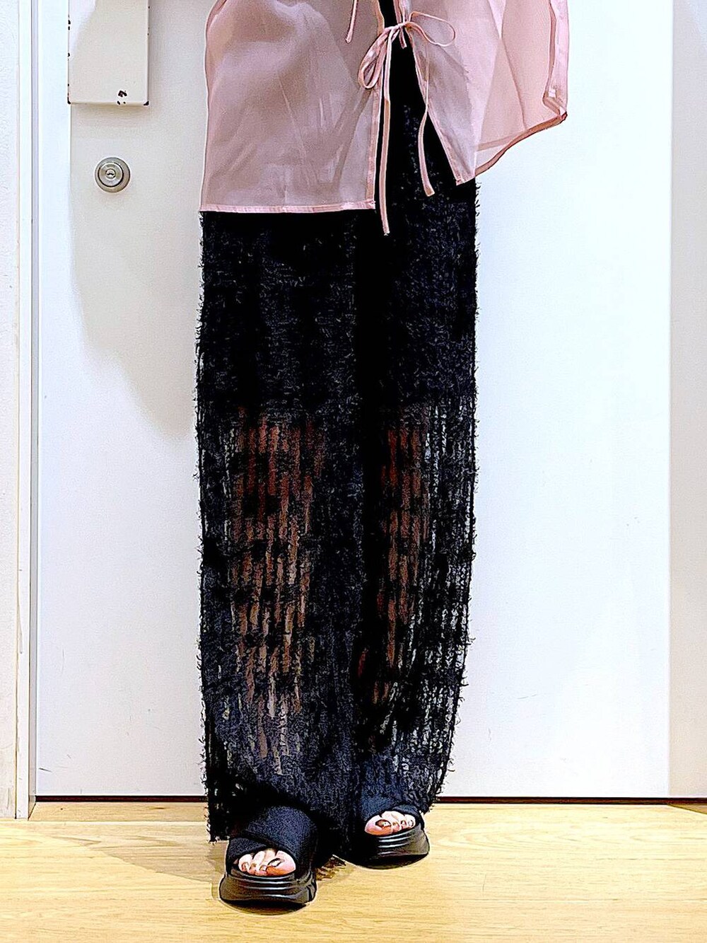 ブラック系のサンダル、ブラック系のニット/セーター、ベージュ系のショルダーバッグを着用したレディースの夏コーディネートの8枚目の写真