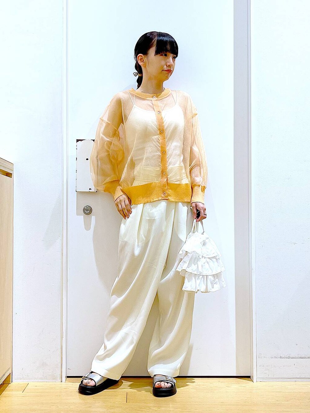 ホワイト系のショルダーバッグ、ホワイト系のその他パンツ、シルバー系のサンダルを着用したレディースの夏コーディネートの2枚目の写真