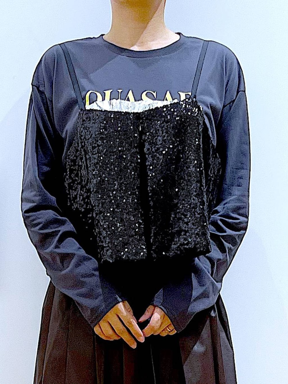 ベージュ系のショルダーバッグ、ホワイト系のパンプス、ブラック系のベストを着用したレディースの秋コーディネートの7枚目の写真