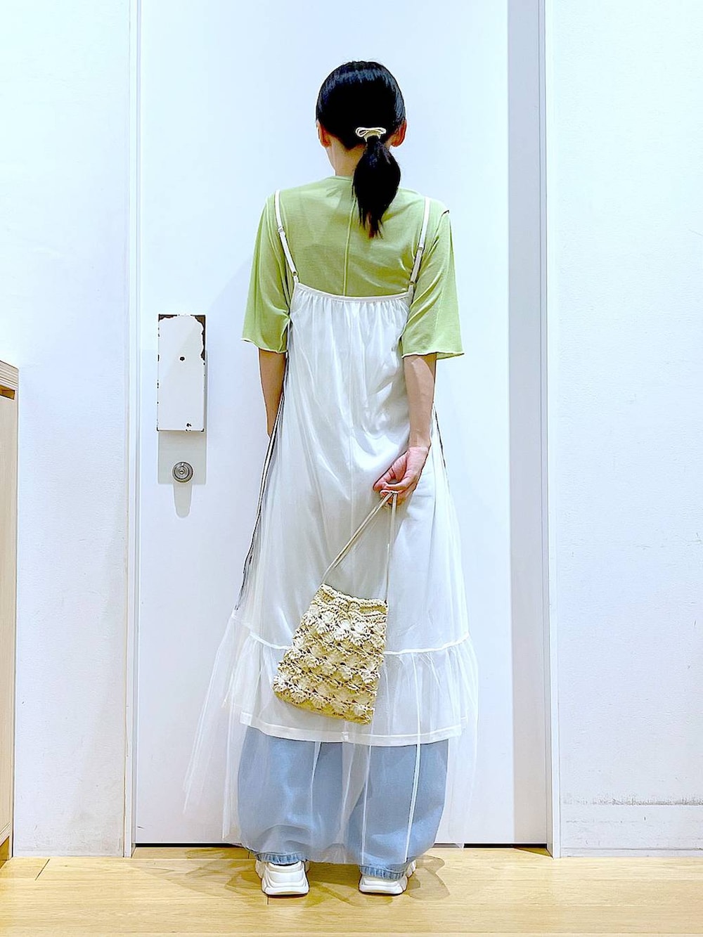ホワイト系のサンダル、ホワイト系のワンピース、ベージュ系のショルダーバッグを着用したレディースの夏コーディネートの5枚目の写真