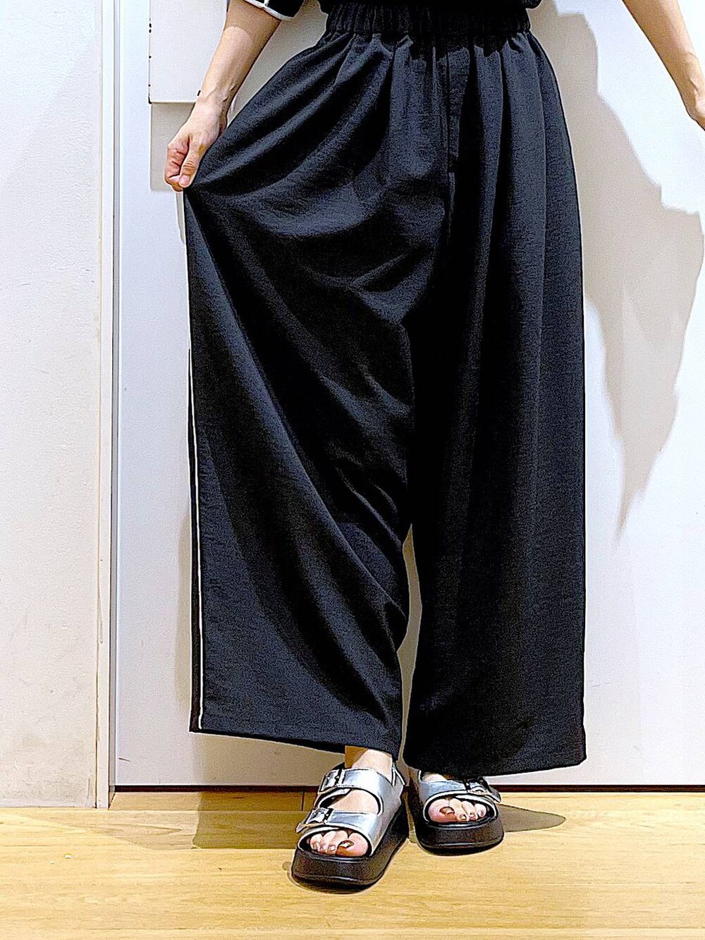 シルバー系のサンダル、ブラック系のショルダーバッグ、ブラック系のその他パンツを着用したレディースの夏コーディネートの8枚目の写真