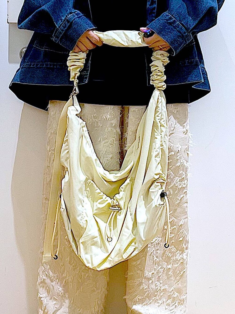 シルバー系のローファー、ブルー系のスウェット、ブルー系のデニムジャケットを着用したレディースの春コーディネートの9枚目の写真