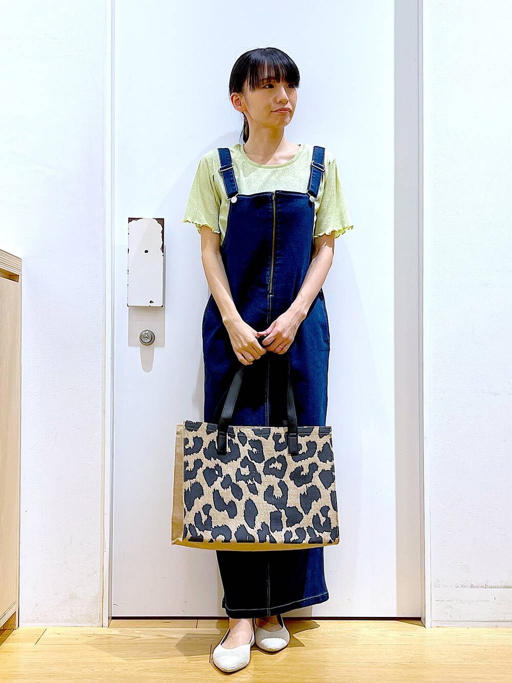 「リラックス、若見え、ゆったり、休日コーデ、骨格ウェーブ、LAKOLE、春コーデ、夏コーデ、スカート、トートバッグ、フラットシューズ、楽ちんコーデ、カジュアル、差し色コーデ、おでかけ」｜「LAKOLEのデニムジャンスカ / 102219（ジャンパースカート、ブルー系）」を使った、あおき@LAKOLE海老名さん（レディース・156cm）の春コーディネートの2枚目の写真