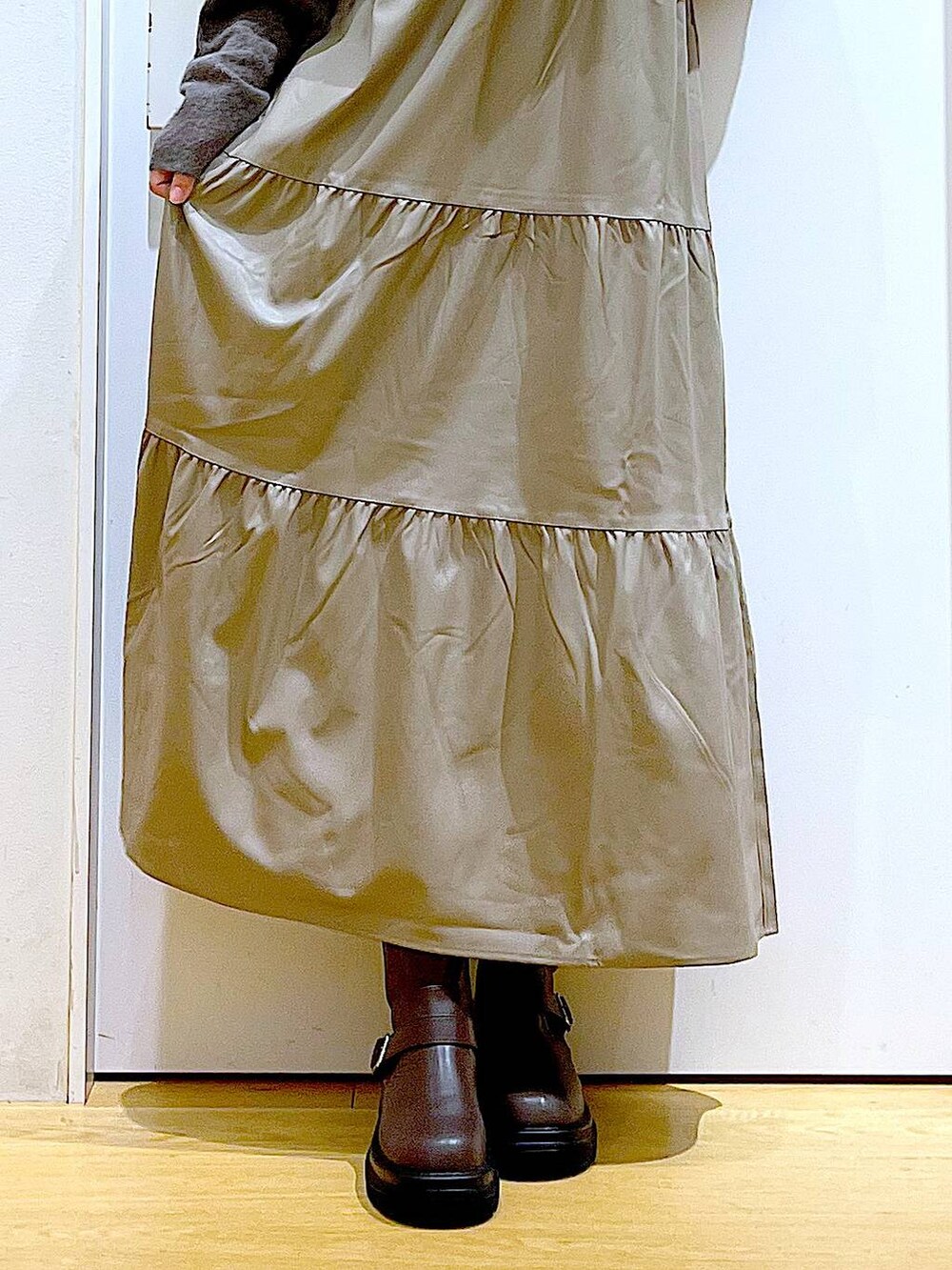 ブラウン系のニット/セーター、その他のショルダーバッグ、ブラウン系のブーツを着用したレディースの冬コーディネートの8枚目の写真