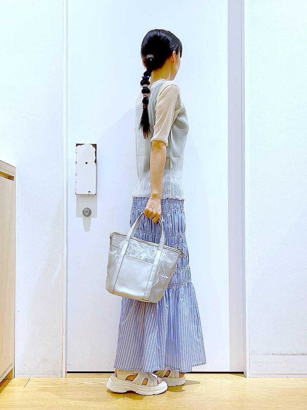 ホワイト系のサンダル、ホワイト系のTシャツ/カットソー、ブラック系のTシャツ/カットソーを着用したレディースの夏コーディネートの4枚目の写真