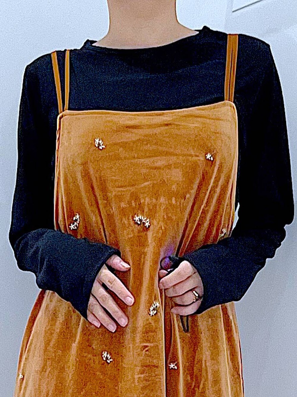 ブラック系のTシャツ/カットソー、ブラック系のショルダーバッグ、ブラック系のローファーを着用したレディースの秋コーディネートの7枚目の写真