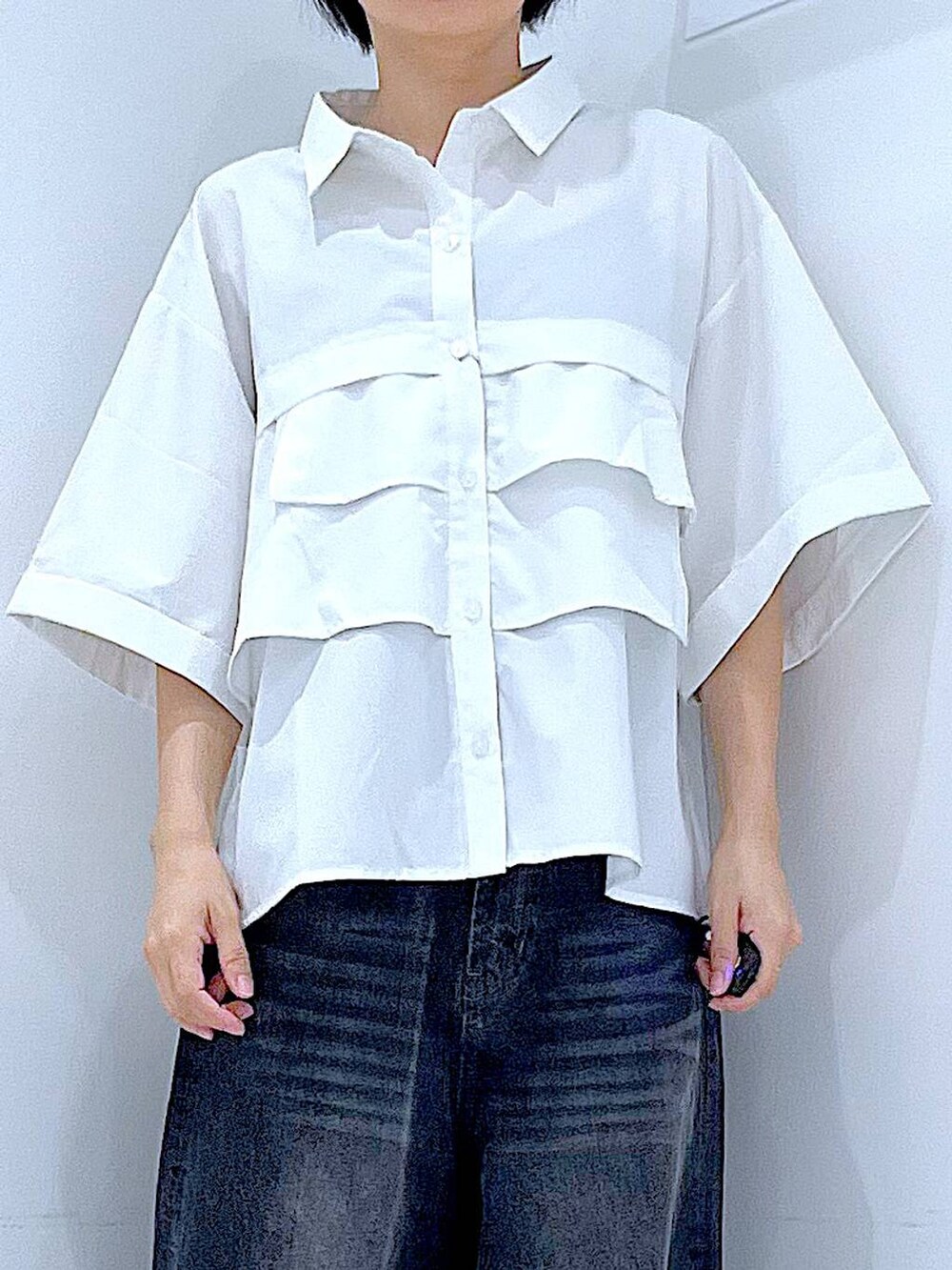 ブラック系のデニムパンツ、ブラック系のスニーカー、ブルー系のショルダーバッグを着用したレディースの夏コーディネートの7枚目の写真