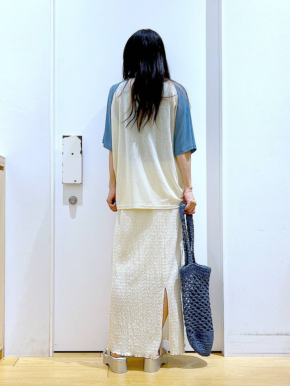 シルバー系のサンダル、ブルー系のトートバッグ、ベージュ系のスカートを着用したレディースの夏コーディネートの5枚目の写真