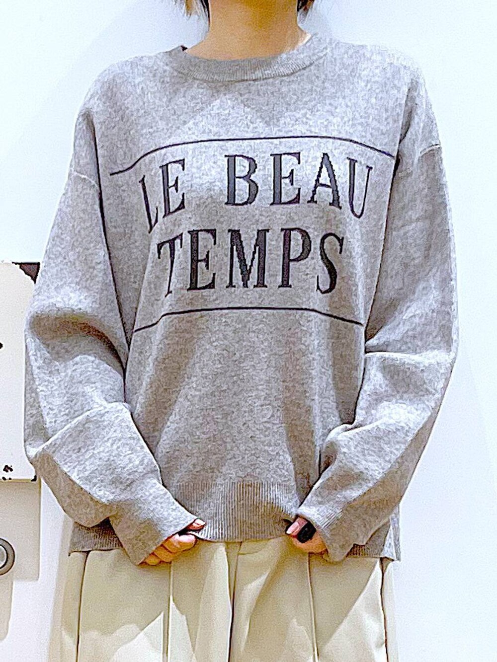 ブルー系のショルダーバッグ、ブラック系のブーツ、ベージュ系のその他パンツを着用したレディースの冬コーディネートの7枚目の写真