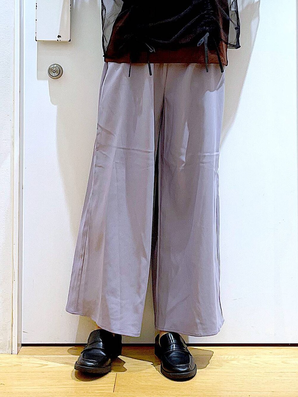 グレー系のショルダーバッグ、ブラウン系のTシャツ/カットソー、グレー系のその他パンツを着用したレディースの秋コーディネートの8枚目の写真