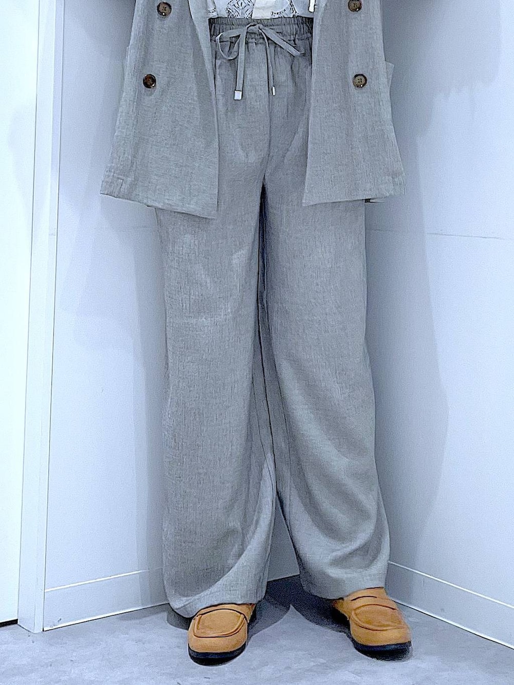 ホワイト系のショルダーバッグ、ベージュ系のローファー、ホワイト系のシャツ/ブラウスを着用したレディースの春コーディネートの8枚目の写真