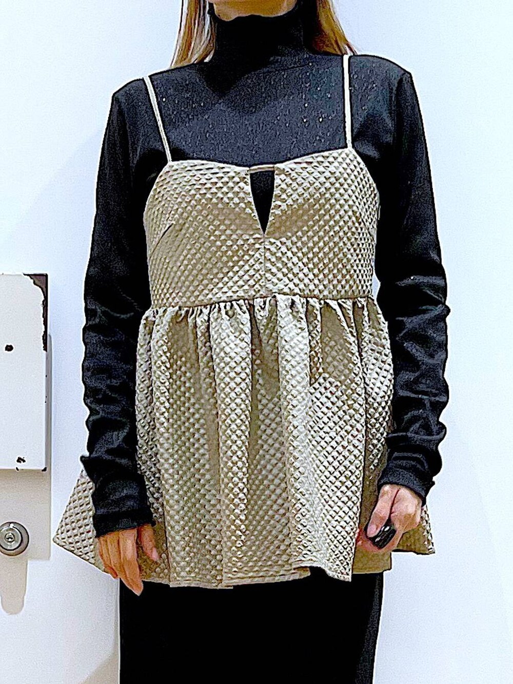 シルバー系のショルダーバッグ、ブラック系のTシャツ/カットソー、ブラック系のスニーカーを着用したレディースの春コーディネートの7枚目の写真