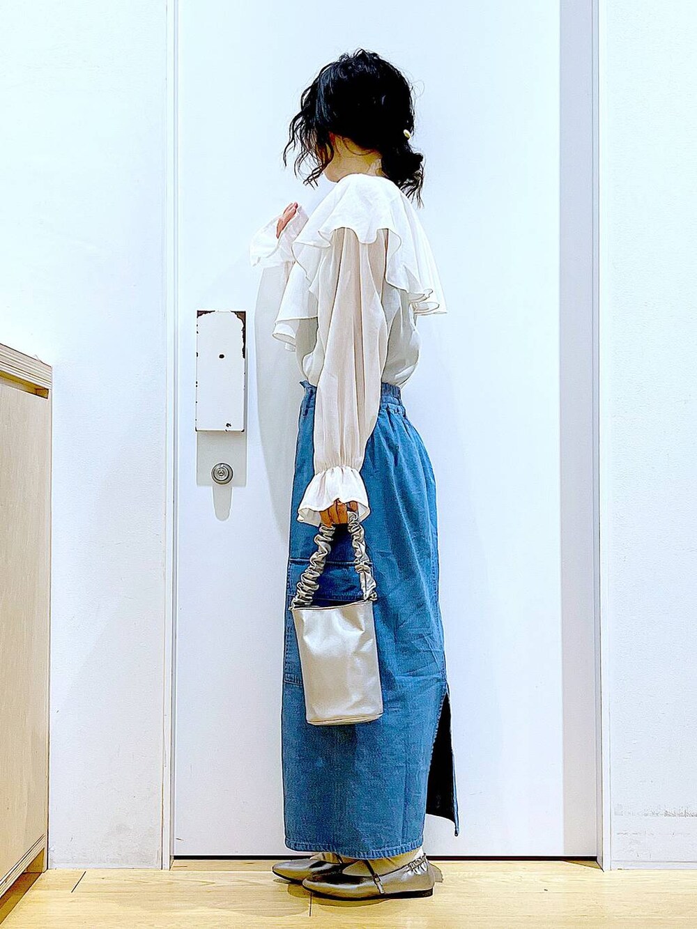 その他のショルダーバッグ、その他のパンプス、ブルー系のデニムスカートを着用したレディースの春コーディネートの3枚目の写真